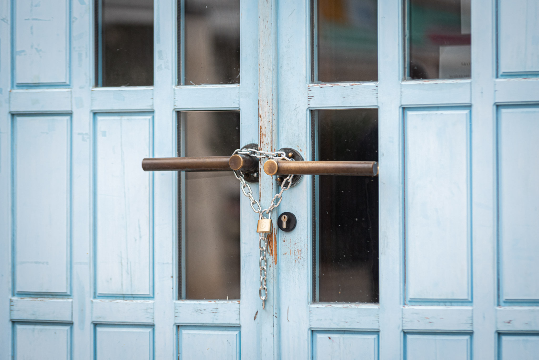 Lanac i katanac na vratima šibenske gradske uprave: 'Neka osjete kako je nama svaki dan'