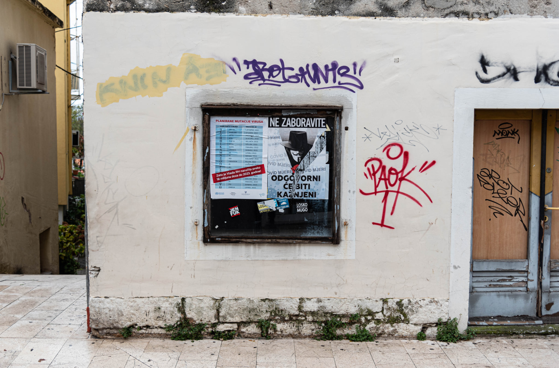 Šibenski prosvjednici polijepili nove plakate: Imaju raspored novih varijanti po mjesecima, evo kada sve završava