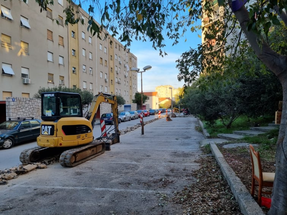 U Ulici branitelja Domovinskog rada opet započeli radovi: Uređuje se nogostup, parkirna mjesta i postavlja prometna signalizacija 