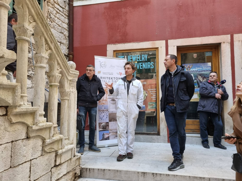 Na Dobriću počeli radovi na uređenju stubišta: 'Zaklonjeno je od sunca, ali zaslužilo je zasjati!'