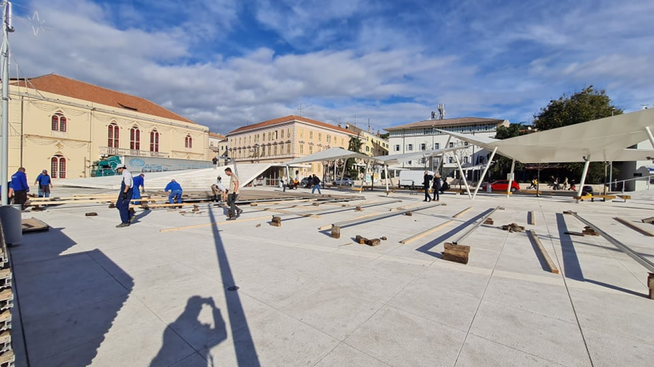 Poljana postaje klizalište, počeli su radovi na montiranju: Adventura starta u petak, klizalište malo kasnije