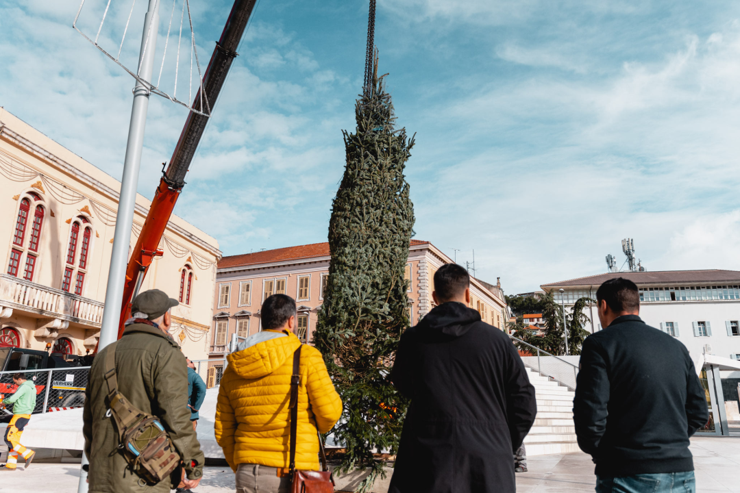 Okončan šibenski raketni program: Šibenik dobio pravi 7,5 metara visok božićni bor 