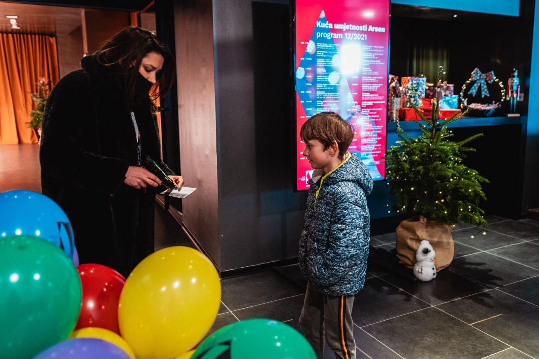 Tko je danas Robin Hood? Predstava u Arsenu razveselila mlade Šibenčane