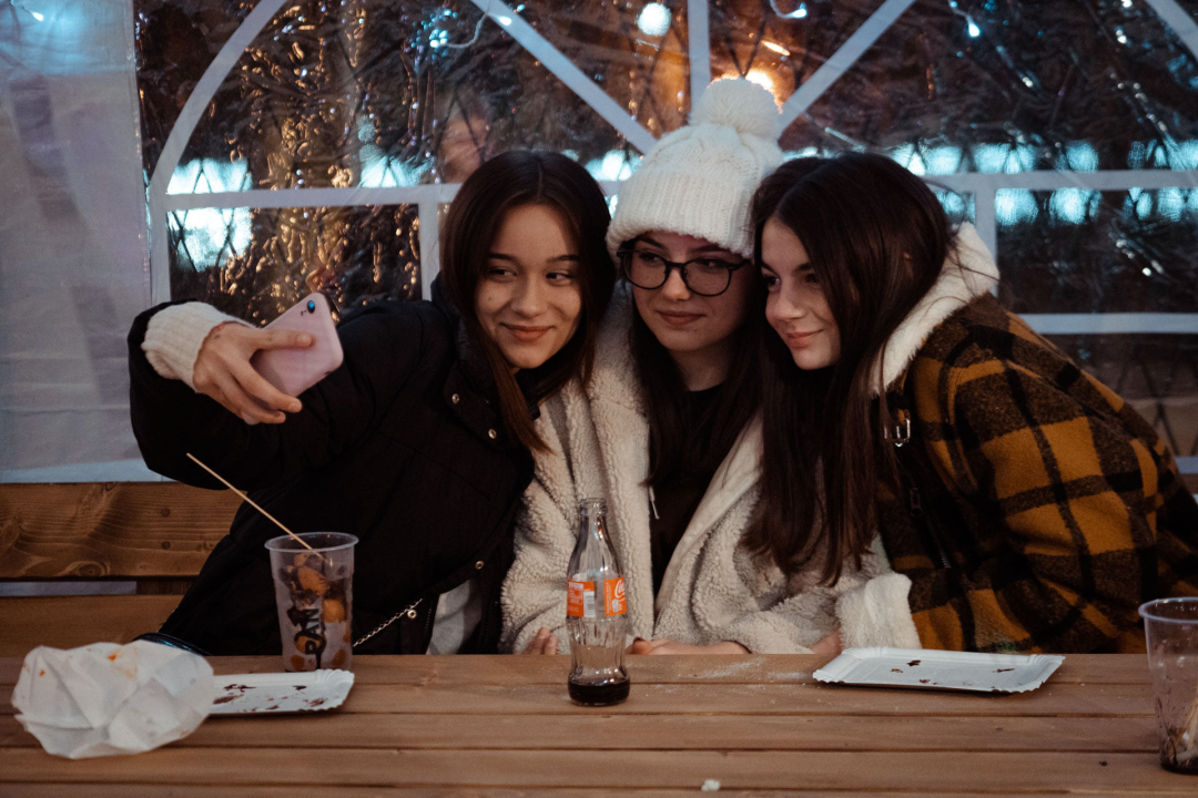 Giuliano i Diktatori zagrijali i rasplesali Kninjane drugog dana Adventa: Pogledajte kako je bilo