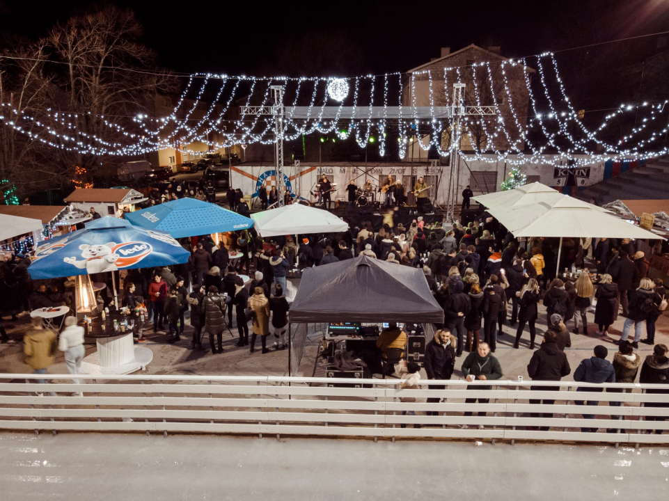 Giuliano i Diktatori zagrijali i rasplesali Kninjane drugog dana Adventa: Pogledajte kako je bilo