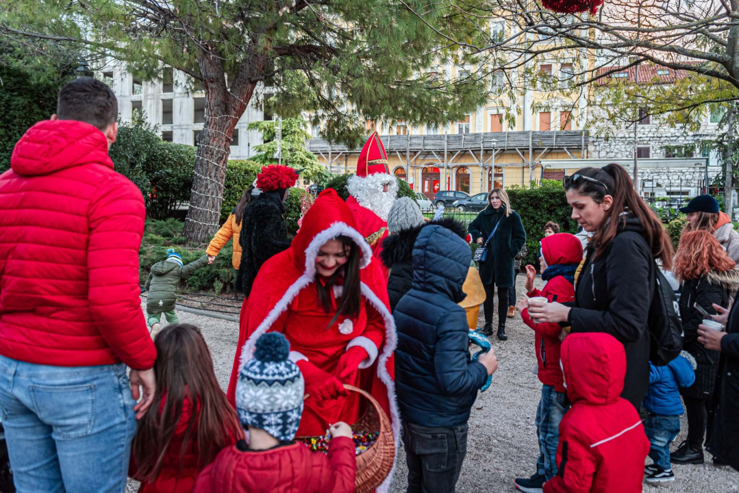 Sveti Nikola u Adventurinom Parkiću razveselio najmlađe Šibenčane 