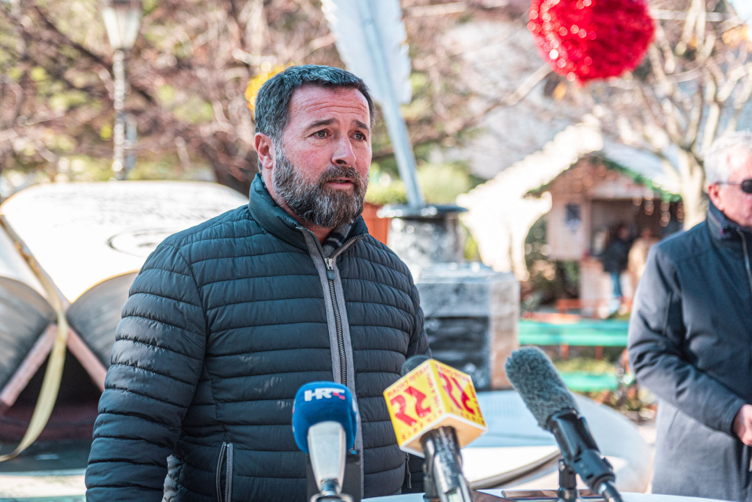 Najteže štivo u gradu: U parku otvorena 300 kila teška knjiga koju su šibenski umjetnici izrađivali više od 500 sati 