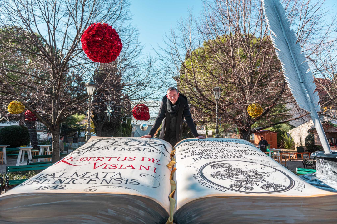 Najteže štivo u gradu: U parku otvorena 300 kila teška knjiga koju su šibenski umjetnici izrađivali više od 500 sati 