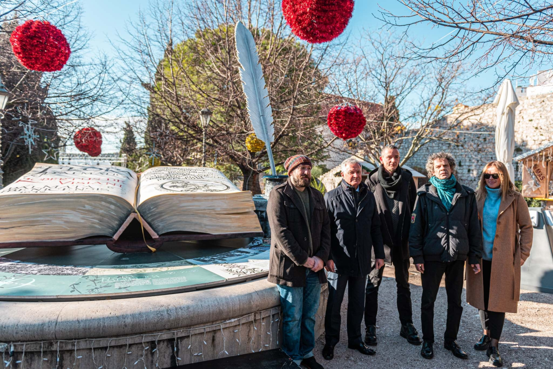 Najteže štivo u gradu: U parku otvorena 300 kila teška knjiga koju su šibenski umjetnici izrađivali više od 500 sati 