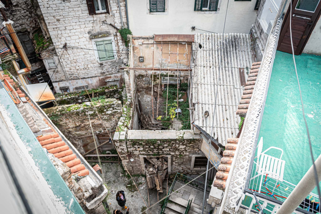 Urušio se dio stare kamene kuće u gradskoj jezgri: 'Mislili smo da je potres, tužno je što centar grada ovako propada' 