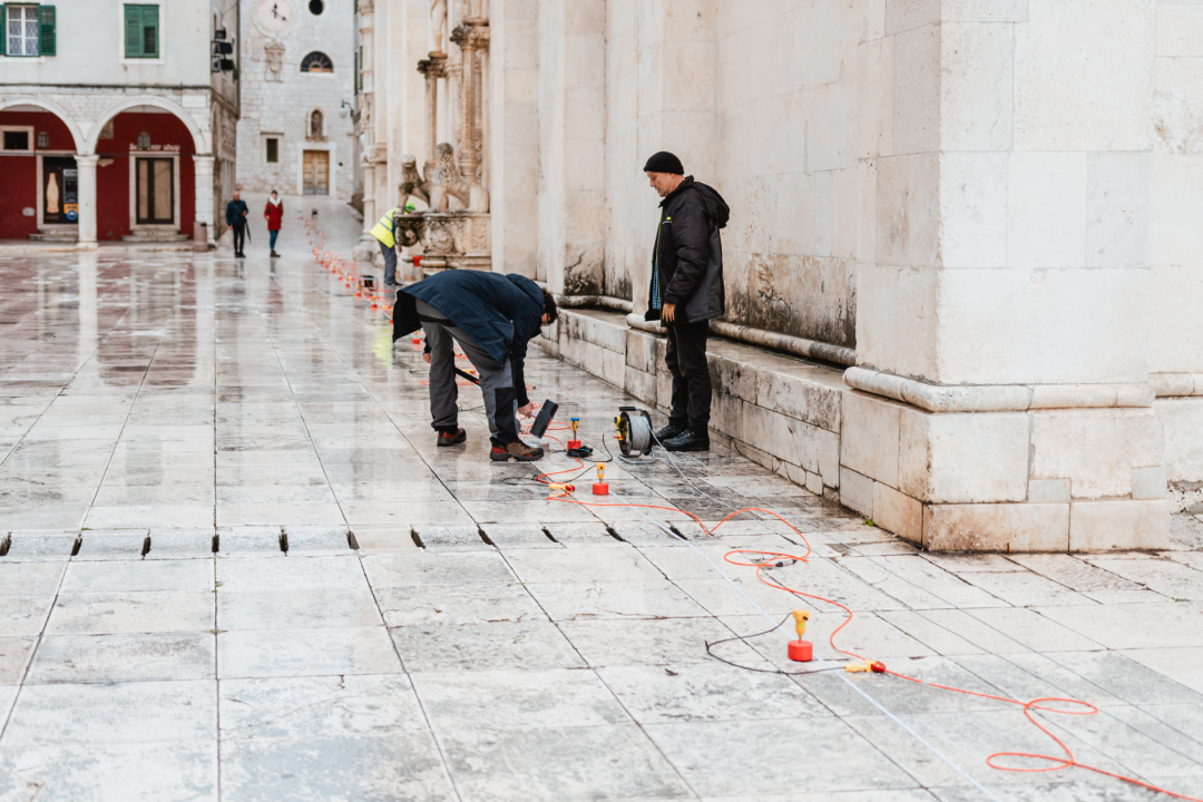 Saznali smo što to ekipa s PMF-a ovih dana radi ispred šibenske katedrale