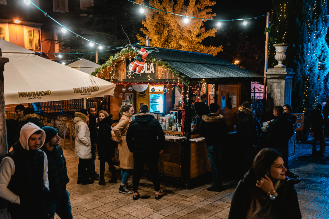 Kralj prvih plesova svojim baladama ugrijao srca Adventurista u Parkiću