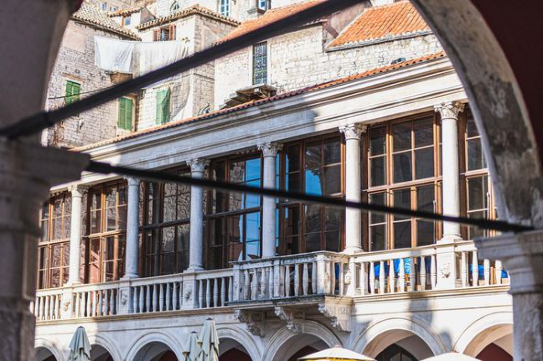 Na svetu Lucu šibenska Gradska vijećnica potpuno je srušena u Drugom svjetskom ratu 