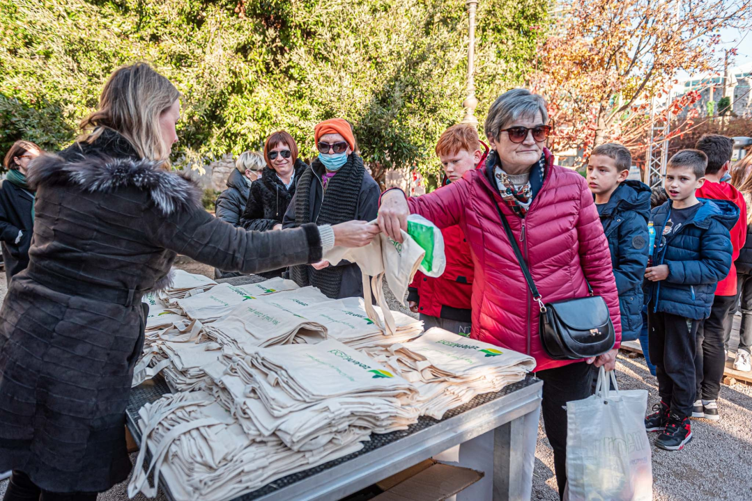 Tisuću besplatnih platnenih vrećica za Šibenčane: 'Cilj nam je izbaciti najlone iz uporabe i podići svijest o štetnosti plastike'
