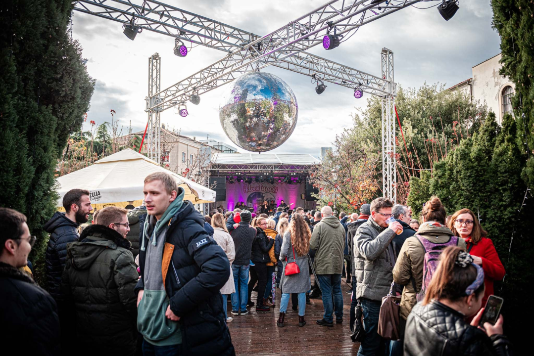 Vratilo se staro normalno na Adventuru: Fenixi, Badnjak, đardin, točno u podne