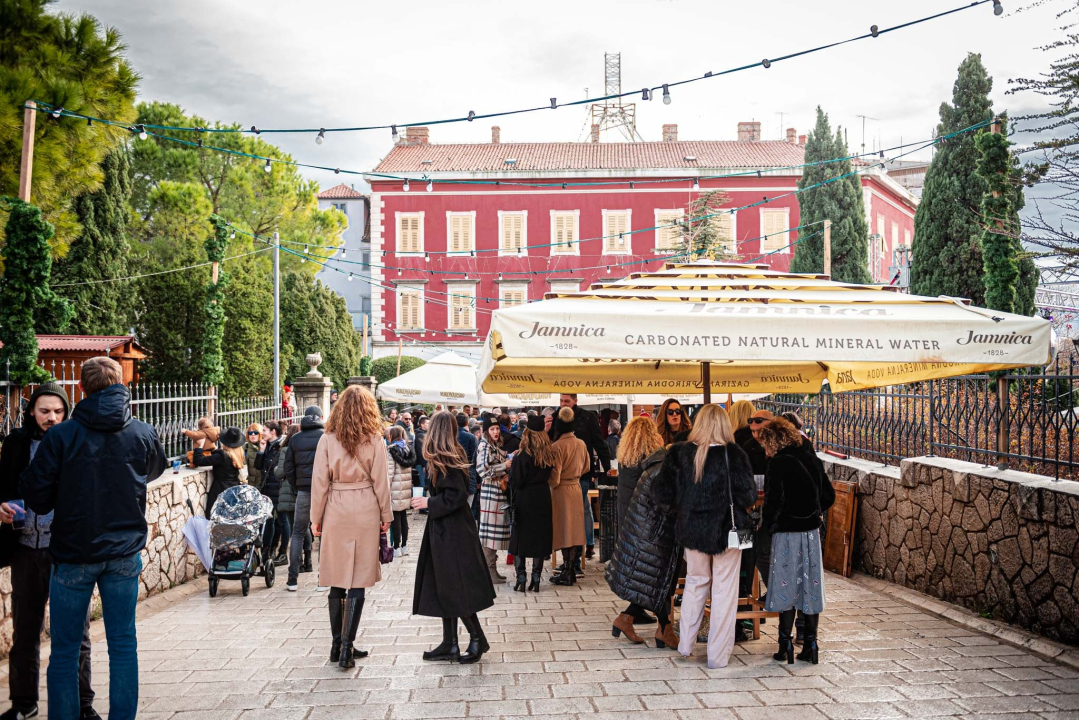 Vratilo se staro normalno na Adventuru: Fenixi, Badnjak, đardin, točno u podne