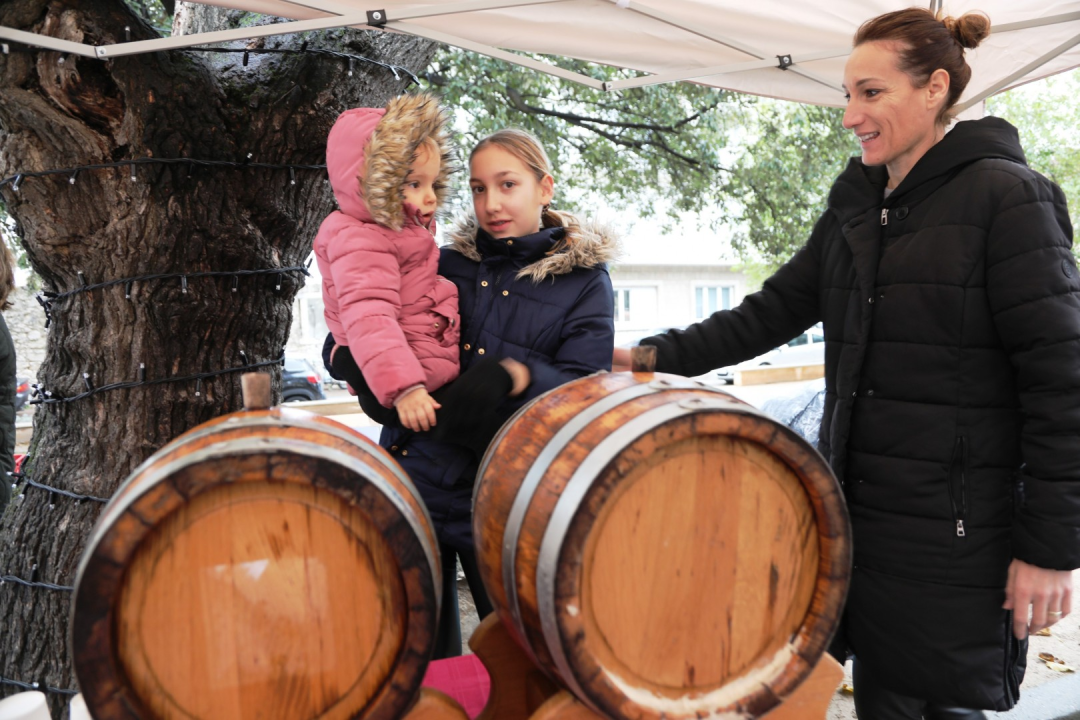 Pijat bakalara, čaša vina i muzika uživo: Pogledajte kako je danas bilo u parku na vodičkoj Poljani 