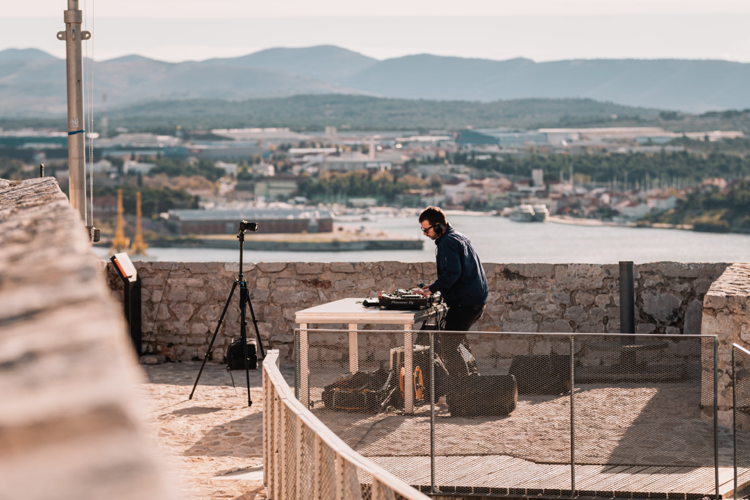 Šibeniku za rođendan poklanjamo spektakularne kadrove Šibenika uz SuggaDaddyja, Bakulu i Fikcija Mongera
