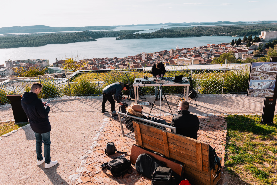 Šibeniku za rođendan poklanjamo spektakularne kadrove Šibenika uz SuggaDaddyja, Bakulu i Fikcija Mongera