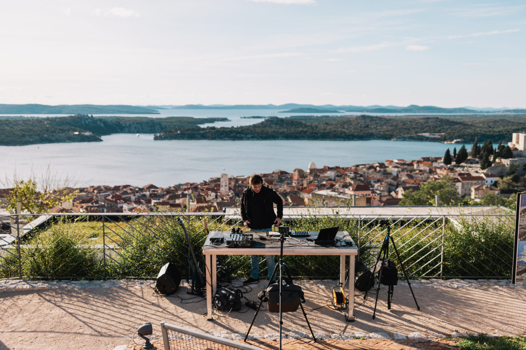 Šibeniku za rođendan poklanjamo spektakularne kadrove Šibenika uz SuggaDaddyja, Bakulu i Fikcija Mongera