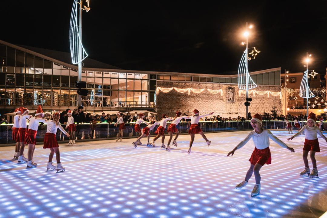 Ledeni spektakl na Vitićevom moru: Zagrebačke pahuljice očarale Adventuriste u Šibeniku 