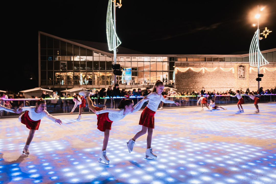 Ledeni spektakl na Vitićevom moru: Zagrebačke pahuljice očarale Adventuriste u Šibeniku 