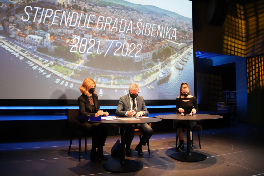 Gradonačelnik Burić u Kući umjetnosti Arsen šibenskim studentima dodijelio stipendije 