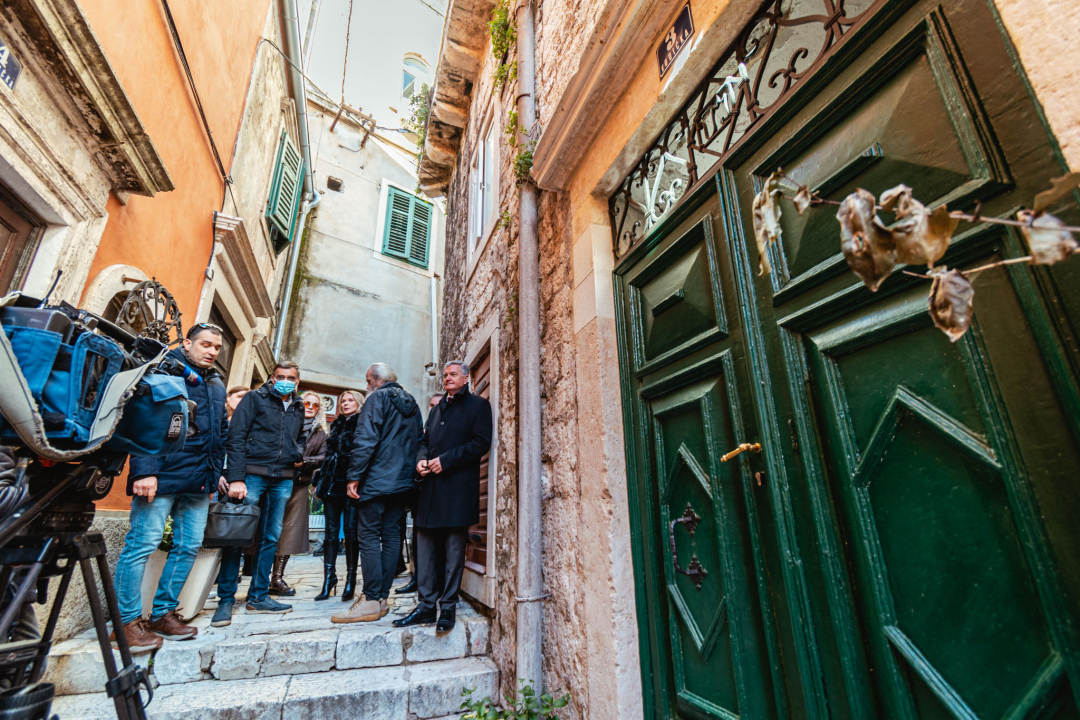 S Kalelarge skrenite u Vodičku koja je puna obnovljenih detalja, a posebnu priču kriju jedna vrata na Gorici 