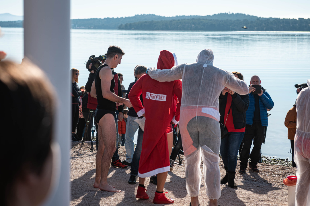 Odvažnih 12 okupalo se na Banju u podne na samu Novu godinu: 'Ovo nije hladna voda'