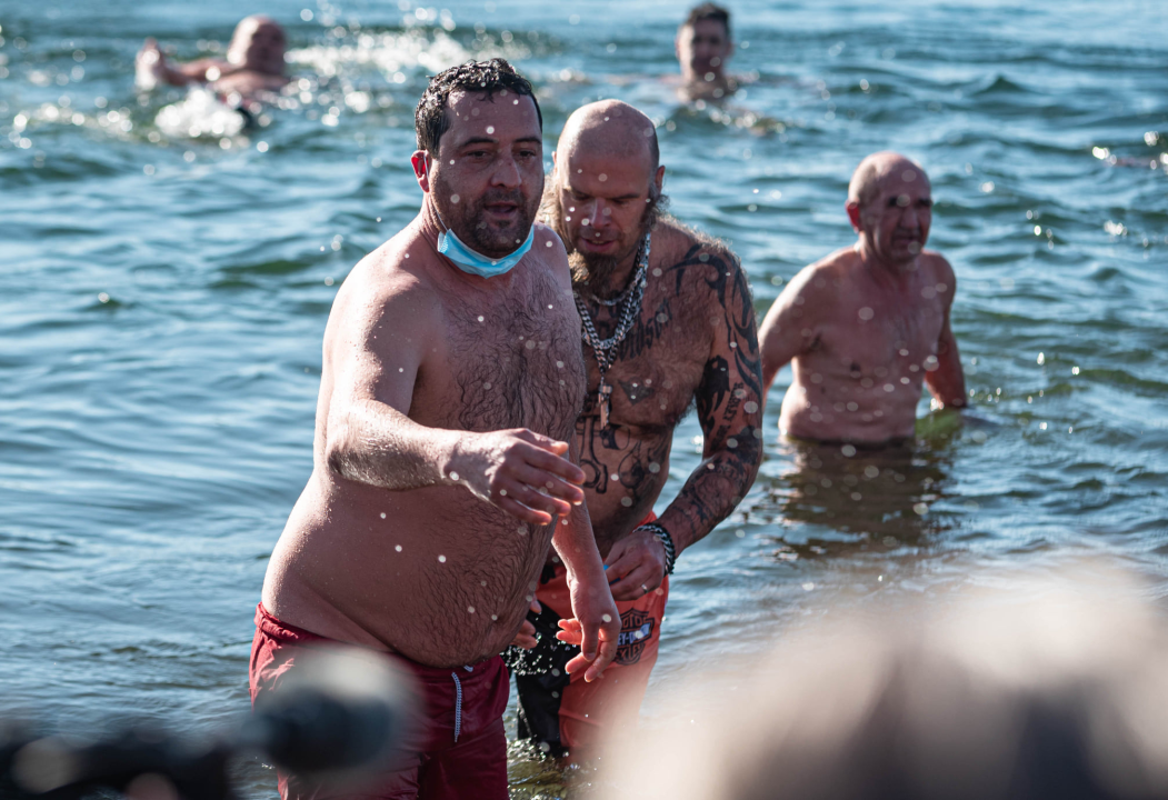 Odvažnih 12 okupalo se na Banju u podne na samu Novu godinu: 'Ovo nije hladna voda'