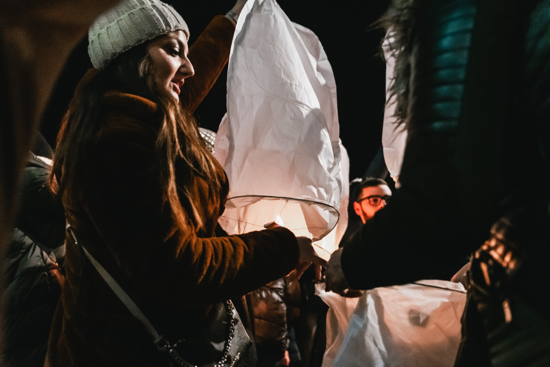 Na Poljani pušteni lampioni za Kiaru: Prekrasni prizori u mirnoj novogodišnjoj noći