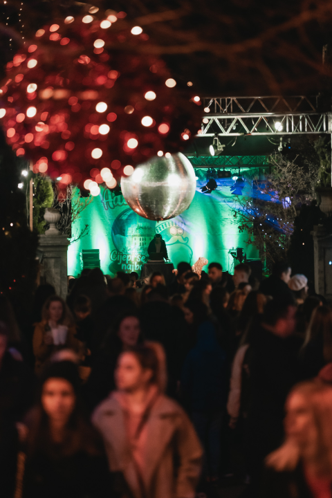 Na Poljani pušteni lampioni za Kiaru: Prekrasni prizori u mirnoj novogodišnjoj noći