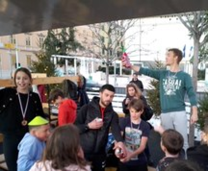 Održana 'Šibenska zimska Olimpijada': Pet ekipa odmjerilo snage na ledu, Jurini Jazavci pobijedili