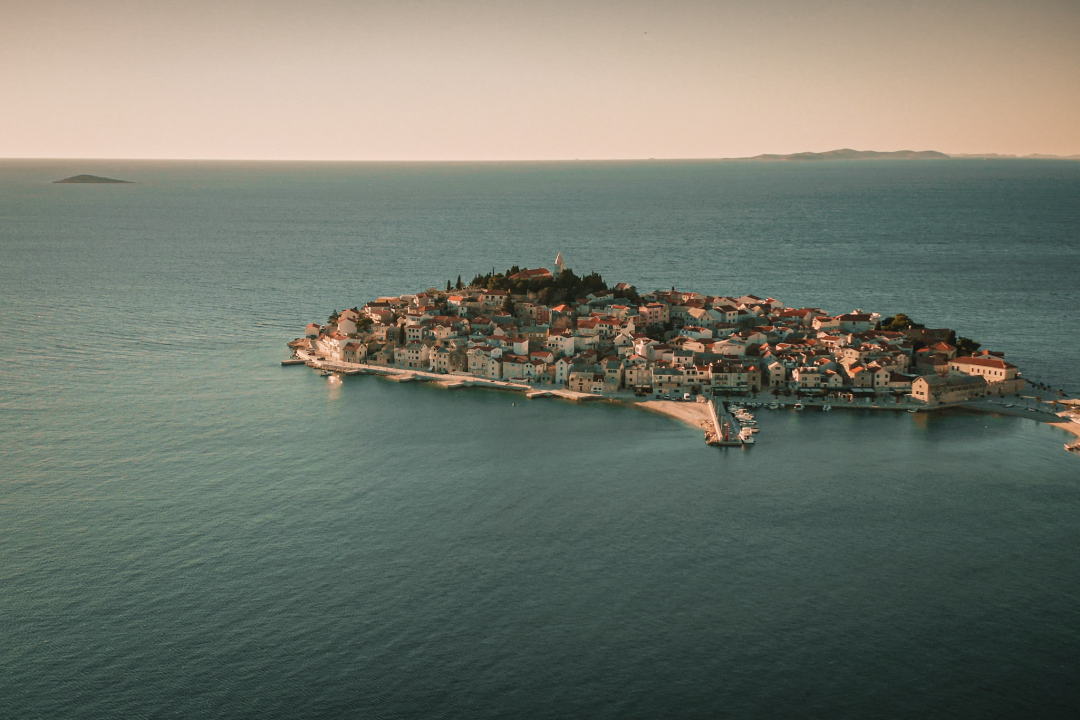 Nora Van Elken snimila set na primoštenskoj plaži, gledat će ga 10 milijuna pratitelja ‘Chill Nationa’