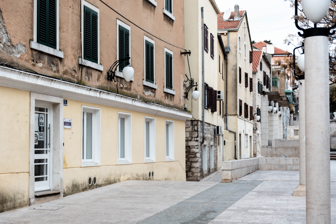 Grad ne zna što bi s Urbanim centrom: Samo ekipa na zidiću opstaje na Starom pazaru, cijeli niz prostora zjapi prazno
