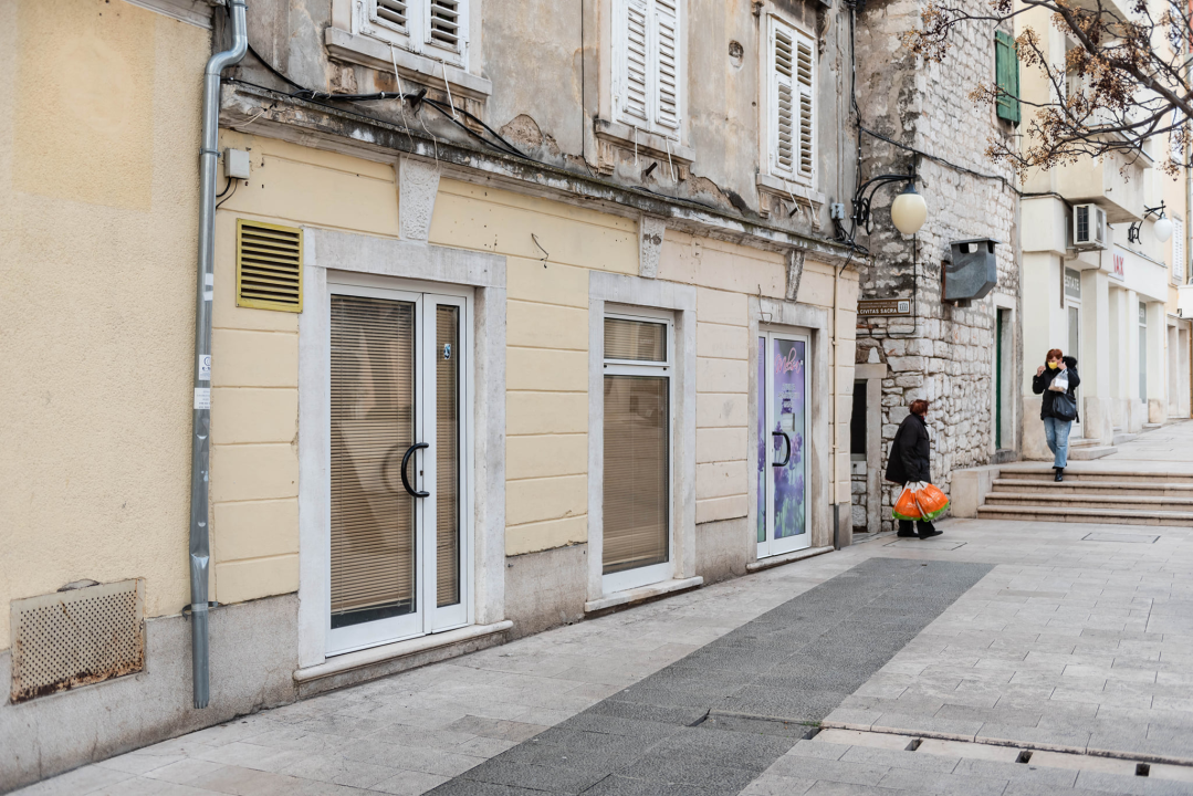 Grad ne zna što bi s Urbanim centrom: Samo ekipa na zidiću opstaje na Starom pazaru, cijeli niz prostora zjapi prazno