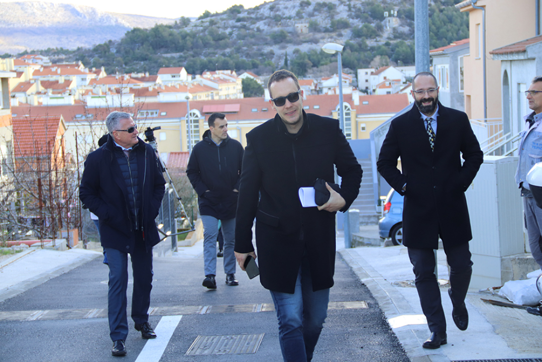 Stavljen asfalt u ulici na Meterizama, gradski čelnici ga isprobali: 'Riječ je  o zahtjevnom projektu'  