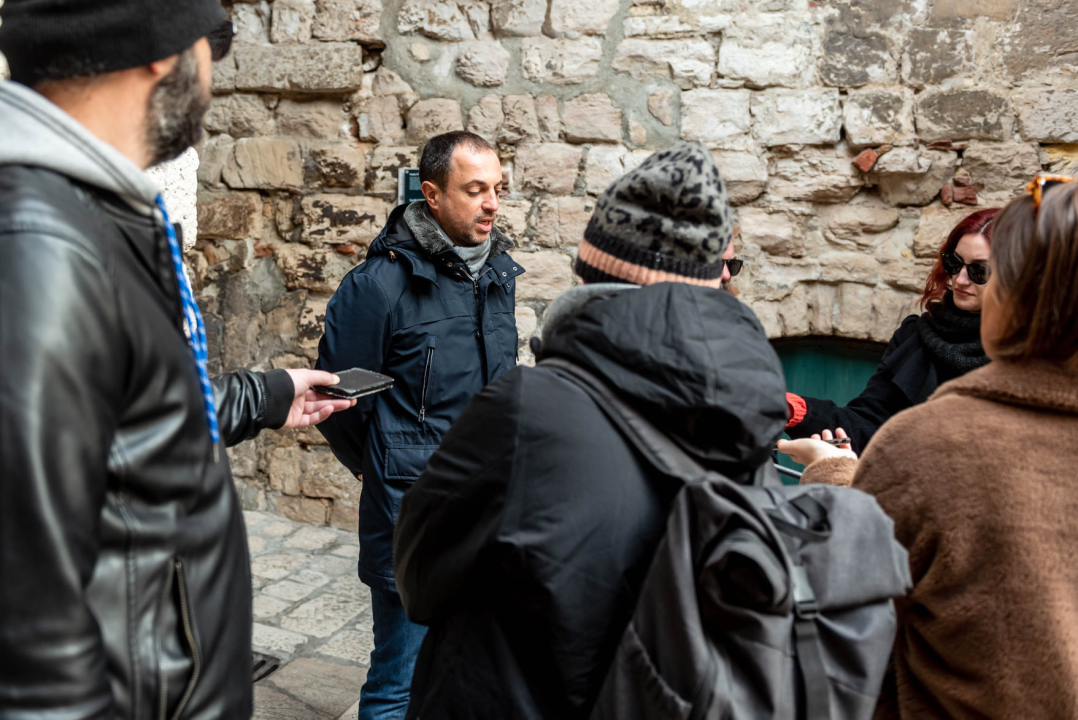 Počinje obnova najstarije šibenske ulice: Uskoro uređenje svodova srednjovjekovne kule kod bunara, starih grbova, kamena i freski 