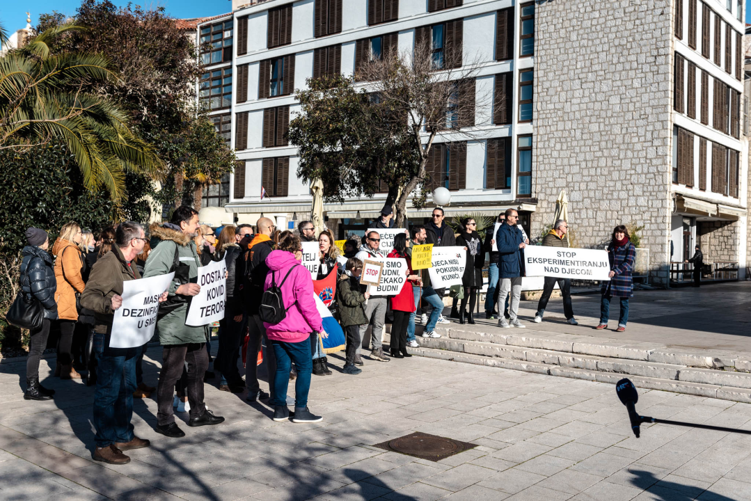 Opet prosvjedi protiv covid mjera: Antivaksersko društvo krenulo od Županije prema HZJZ-u  