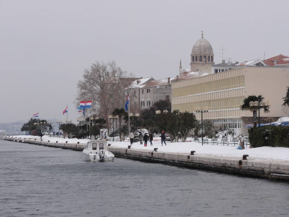 Šibenik je na današnji dan prije deset godina bio potpuno zatrpan snijegom: Prisjetite se kako je to izgledalo 