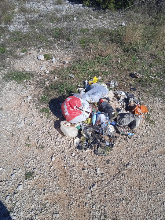 Imaju li ti 'ljudi' išta u glavi? Netko je gomilu smeća izbacio na vrh Piska 