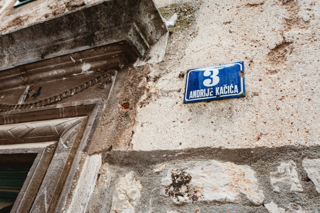 Konfuzija s nazivom ulice na Gorici: Ulica Andrije Kačića, Andrije Kačića Miočića ili Andrije Kačića Miošića?