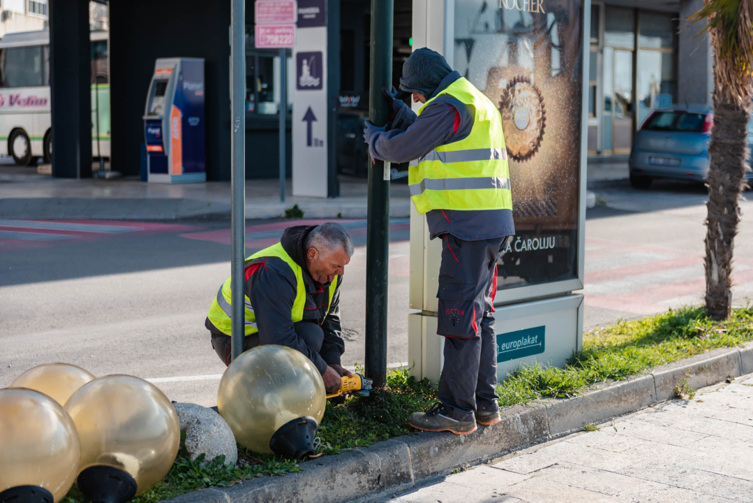 Počeli radovi na rivi: Prvo mijenjaju rasvjetne stupove na potezu od kolodvora prema mulu Krke 
