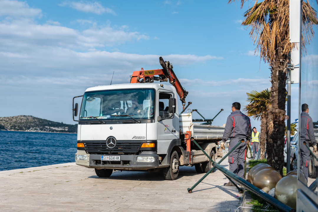 Počeli radovi na rivi: Prvo mijenjaju rasvjetne stupove na potezu od kolodvora prema mulu Krke 