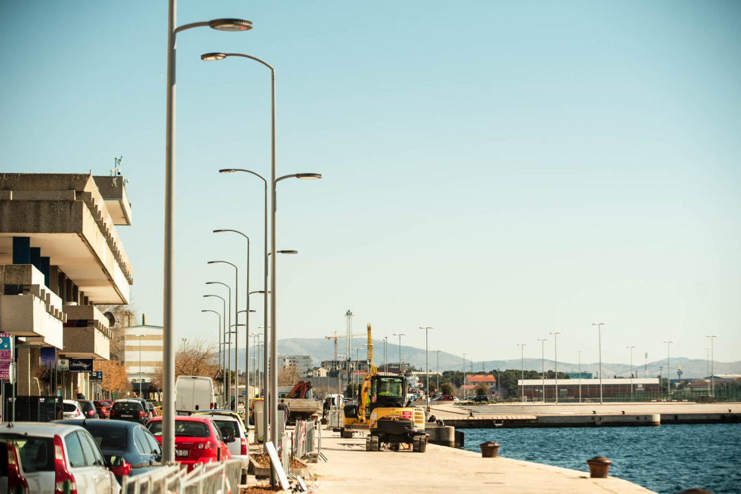 Na šibensku rivu stigla nova rasvjeta: Jeste li oduševljeni poput HDZ-ovog gradskog vijećnika?    
