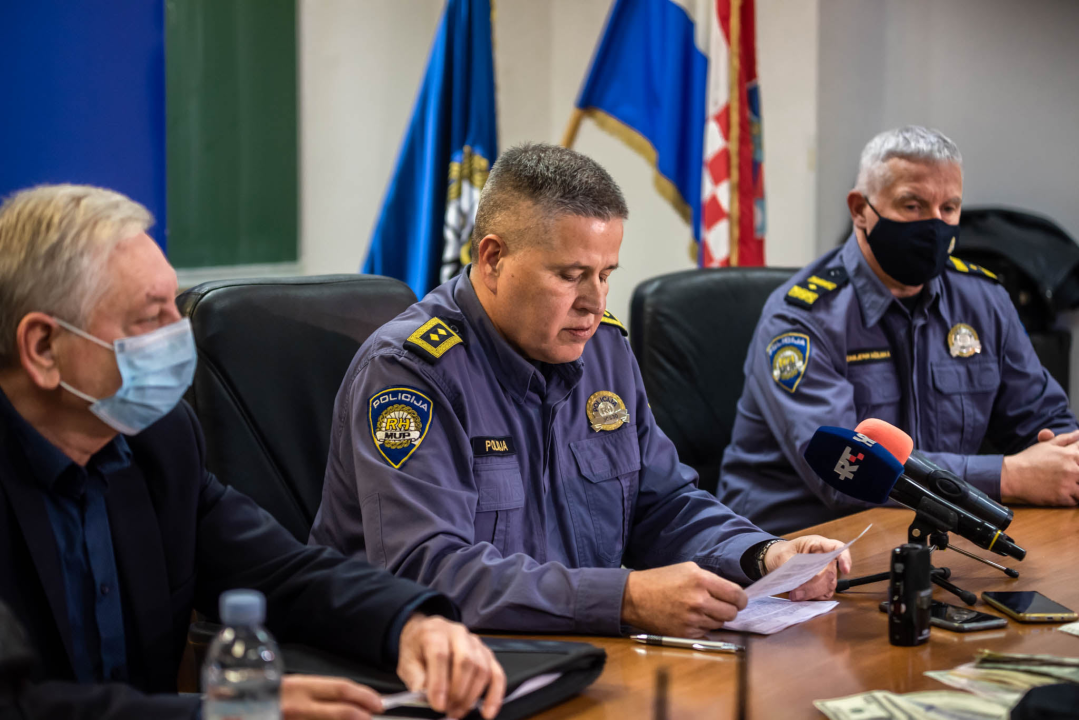 Uhićen 53-godišnjak koji je u 13 godina počinio 9 pljački: Našli mu strojnicu, zolju, pištolje, policijske oznake koje je koristio...