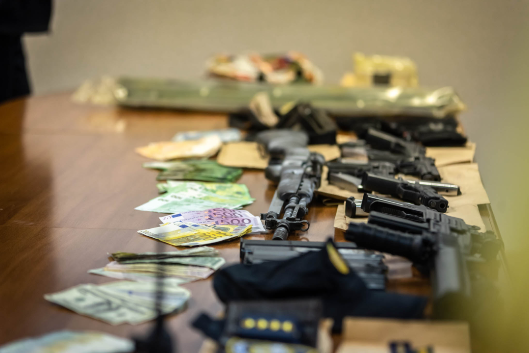 Uhićen 53-godišnjak koji je u 13 godina počinio 9 pljački: Našli mu strojnicu, zolju, pištolje, policijske oznake koje je koristio...