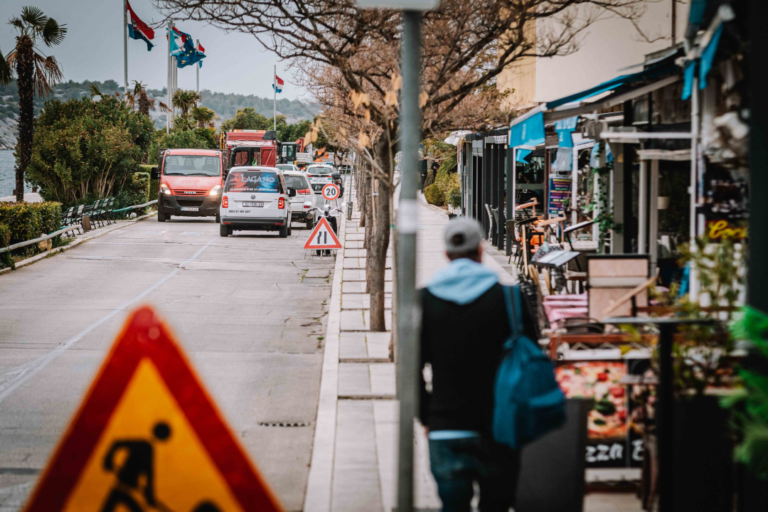 Postavljanje nove rasvjete na rivi dobro napreduje, zasvijetlit će za mjesec dana