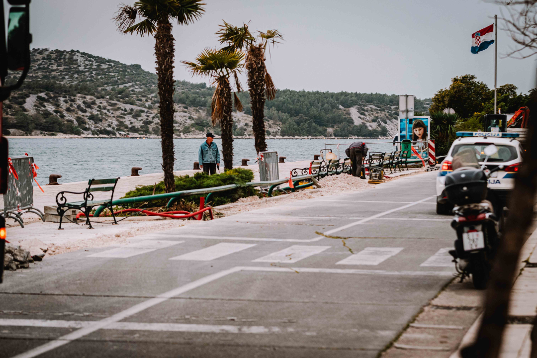 Postavljanje nove rasvjete na rivi dobro napreduje, zasvijetlit će za mjesec dana