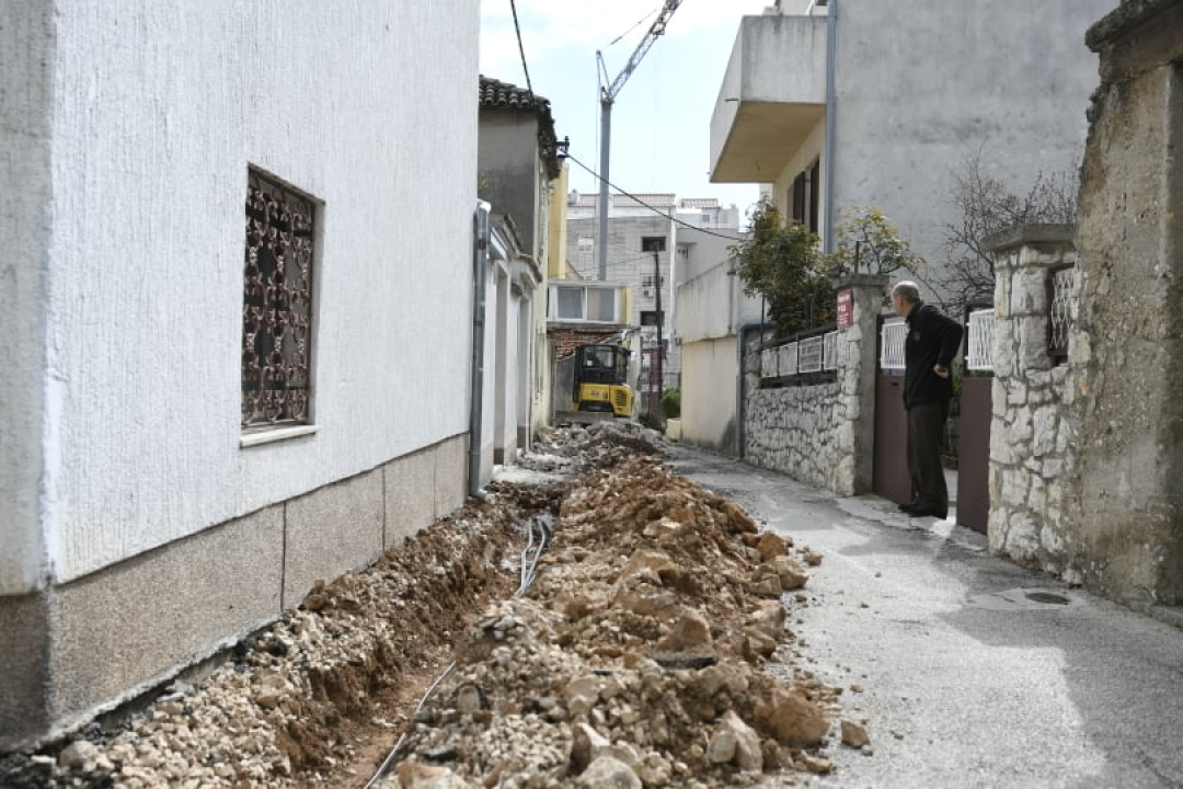 Na Baldekinu u Velebitskoj ulici nenajavljeni radovi: 'Bez ikakve obavijesti su nam raskopali cestu, ne možemo nigdje' 